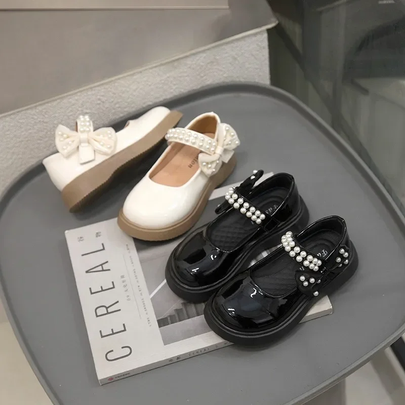 Scarpe da principessa per ragazze con fiocco di perle Scarpe con plateau in tinta unita stile britannico Primavera Autunno Scarpe in pelle per bambini alla moda straniera