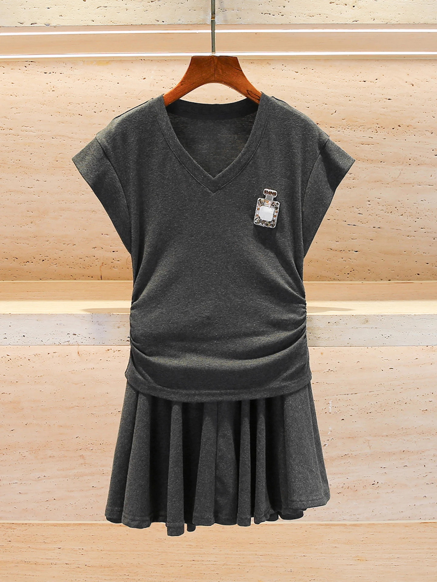 

Модный комплект из двух предметов: женский летний топ-жилет с V-образным вырезом и плиссированной юбкой South Oil High-End 2025