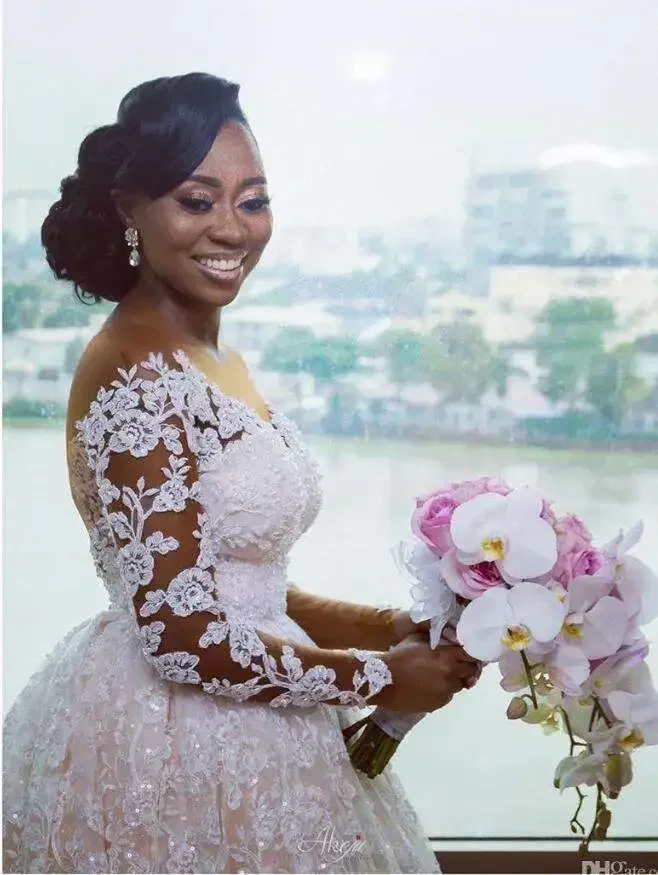 Maßgeschneiderte Prinzessin Illusion lange Ärmel Spitze Brautkleid Kathedrale Zug Puffy Ballkleid schwarze Frau Brautkleider