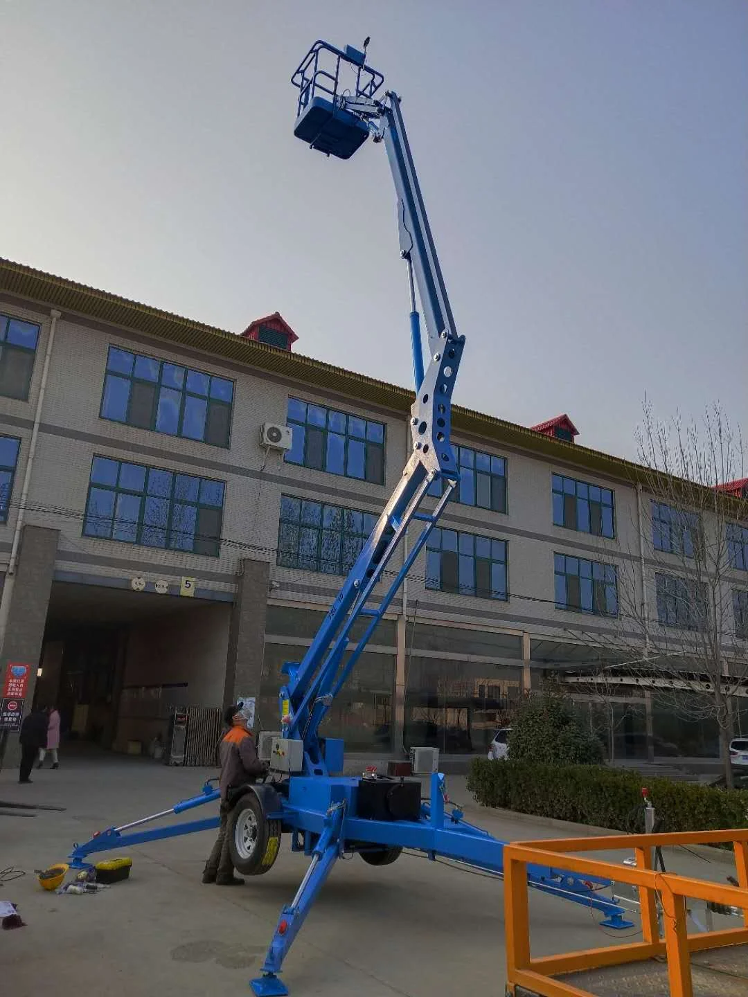 360-degree Rotating Aerial Work Platforms, Electric Articulating Boom Lifts, and Articulating Boom Climbing Platforms
