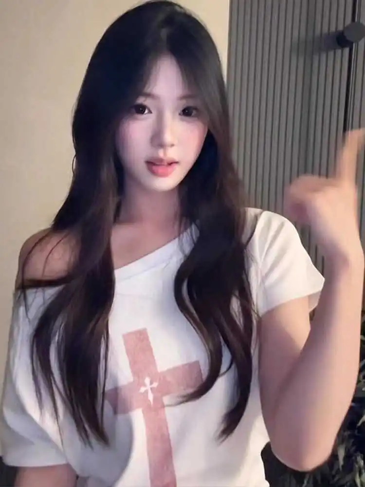 

Женская летняя футболка с асимметричным вырезом на плечах, укороченная, облегающая, в стиле Spicy Girl