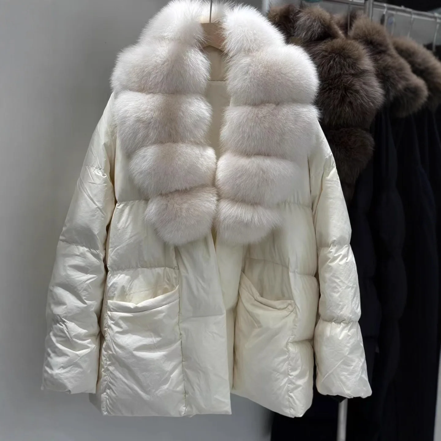 

2026 Куртка-пуховик из натурального лисьего меха, женское белое пальто на утином пуху, большое меховое натуральное новое зимнее повседневное женское парка с перьями, пальто из натурального меха