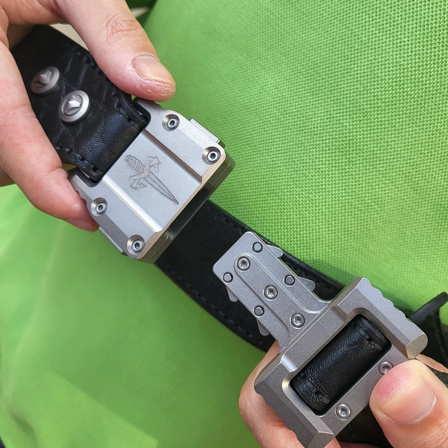 

1PC Titanium Alloy Animal-shaped Buckle Black And Brown Leather Waist Belt Liked By Men For High-tech Craftsmanship