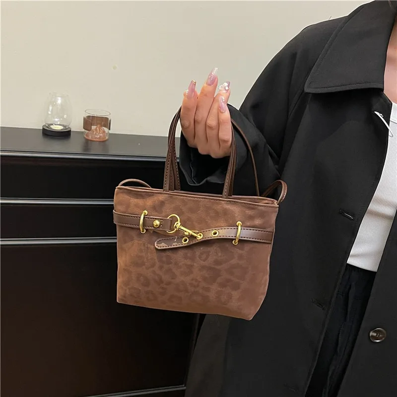 Shoulder Bag Zipper Opening Design Fashionable Versatile Commuter Messenger Bag