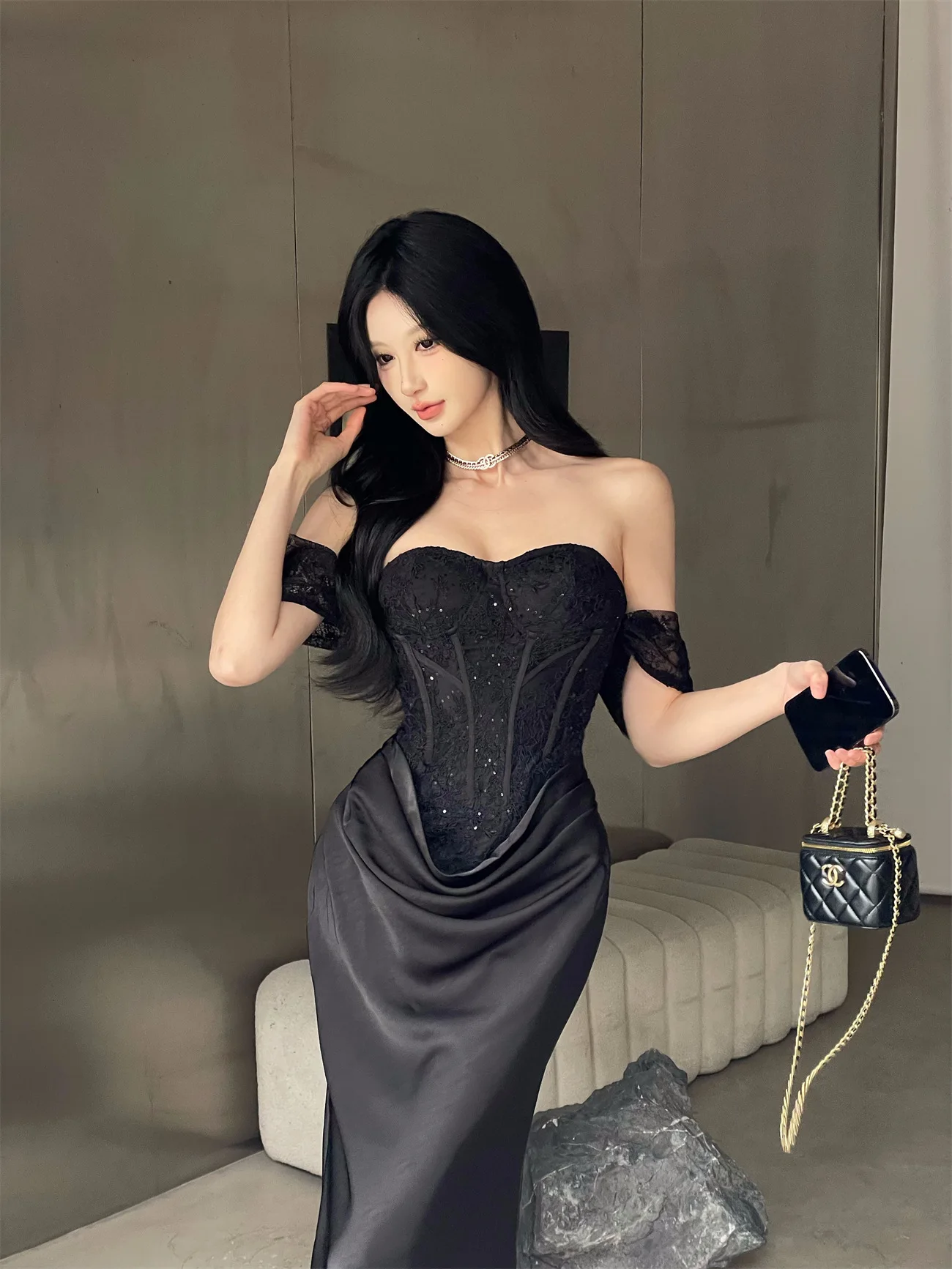 

Элегантное женское вечернее платье цвета шампань из атласа, без бретелек, с кружевным лифом, силуэт «русалка»