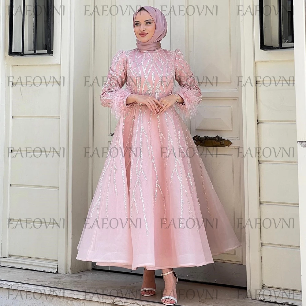 Maßgeschneidertes A-Linien-Abendkleid mit langen Ärmeln, Federn, muslimische Kleidung, knöchellanges Abendkleid, eleganter Damenstil im Nahen Osten – Detail 3
