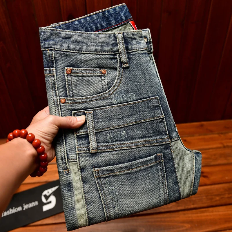 กางเกงยีนส์สไตล์สตรีทสุดเท่ห์สำหรับผู้ชาย ดีไซน์แบบเรโทร แต่งลายปะติดและขาดๆ ทรงเข้ารูป สไตล์อเมริกันสุดเทรนดี้ กางเกงขายาว