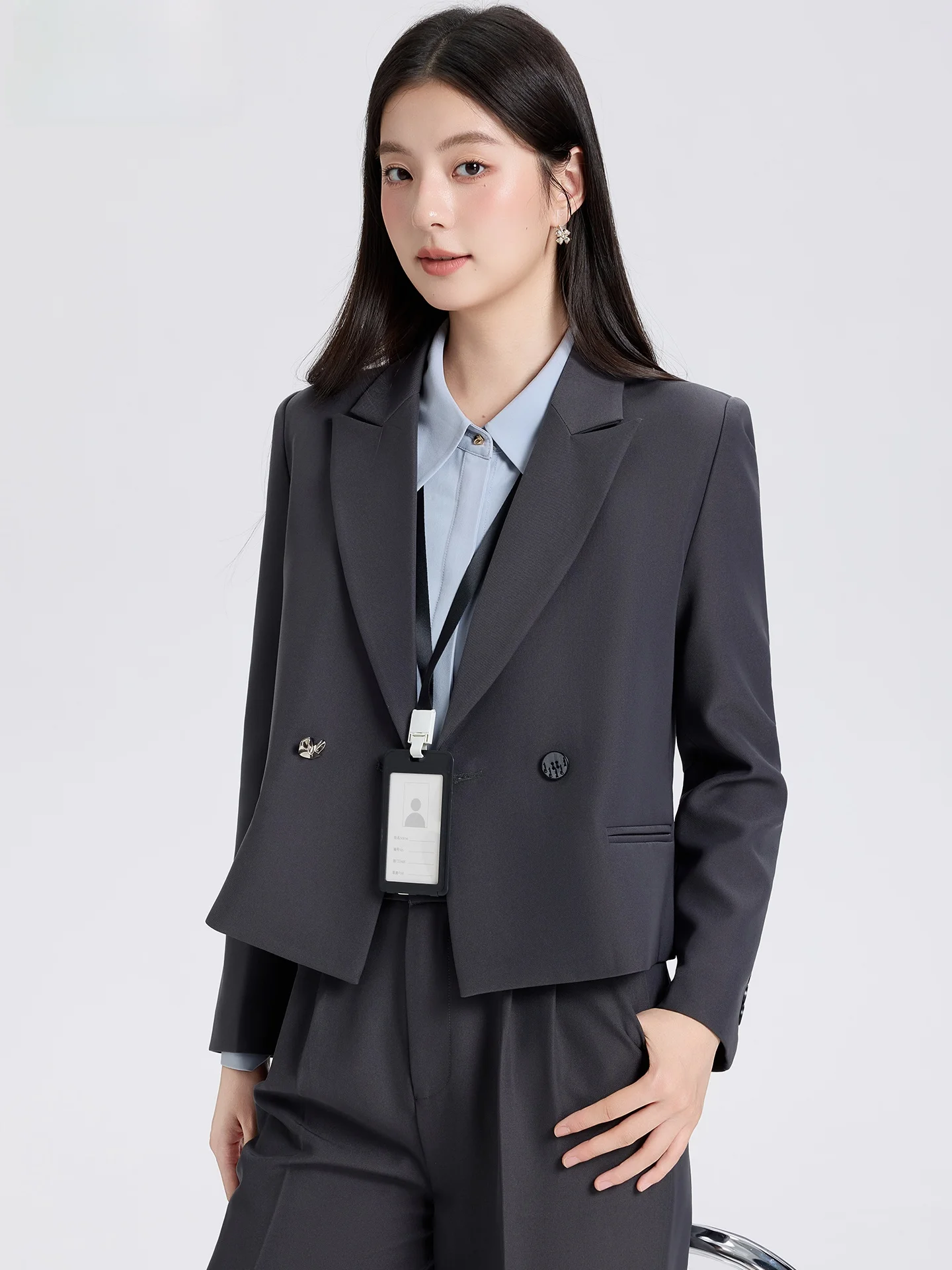 

Серый женский деловой костюм: приталенный пиджак с длинными рукавами и карманами на пуговицах, из нейлона, не мнущийся, для офиса и повседневной носки