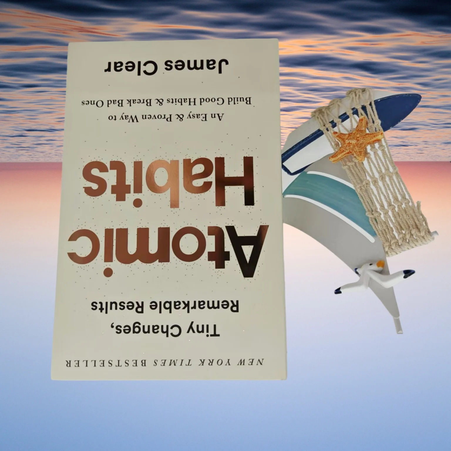 كتاب العادات الذرية من تأليف جيمس، مؤلف ذاتي الأكثر مبيعًا للتغييرات الصغيرة، تصميم صناعي بسيط مع غطاء عادات ذري #4