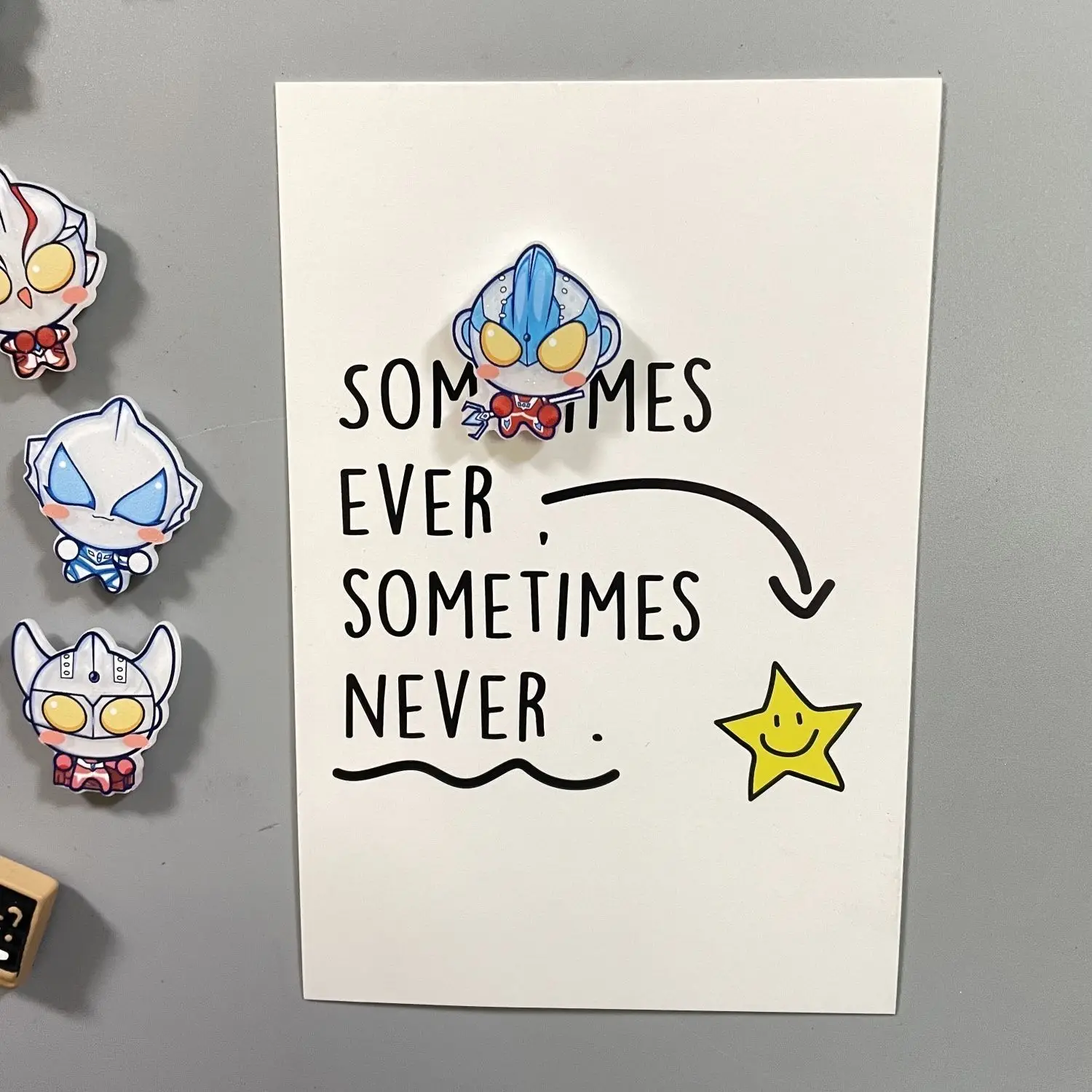 Imán Creativo de Dibujos Animados de Ultraman, Linda Decoración Acrílica para el Hogar, con Imán en la Parte Posterior, Pequeño y Exquisito