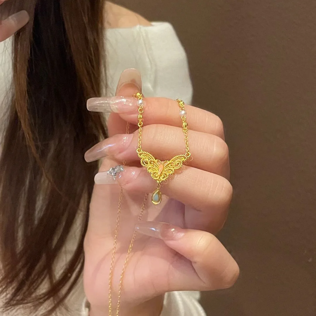 Vintage hollow out butterfly pendant exquisite and dreamy green water droplet necklace light luxury collar chain wedding jewelry