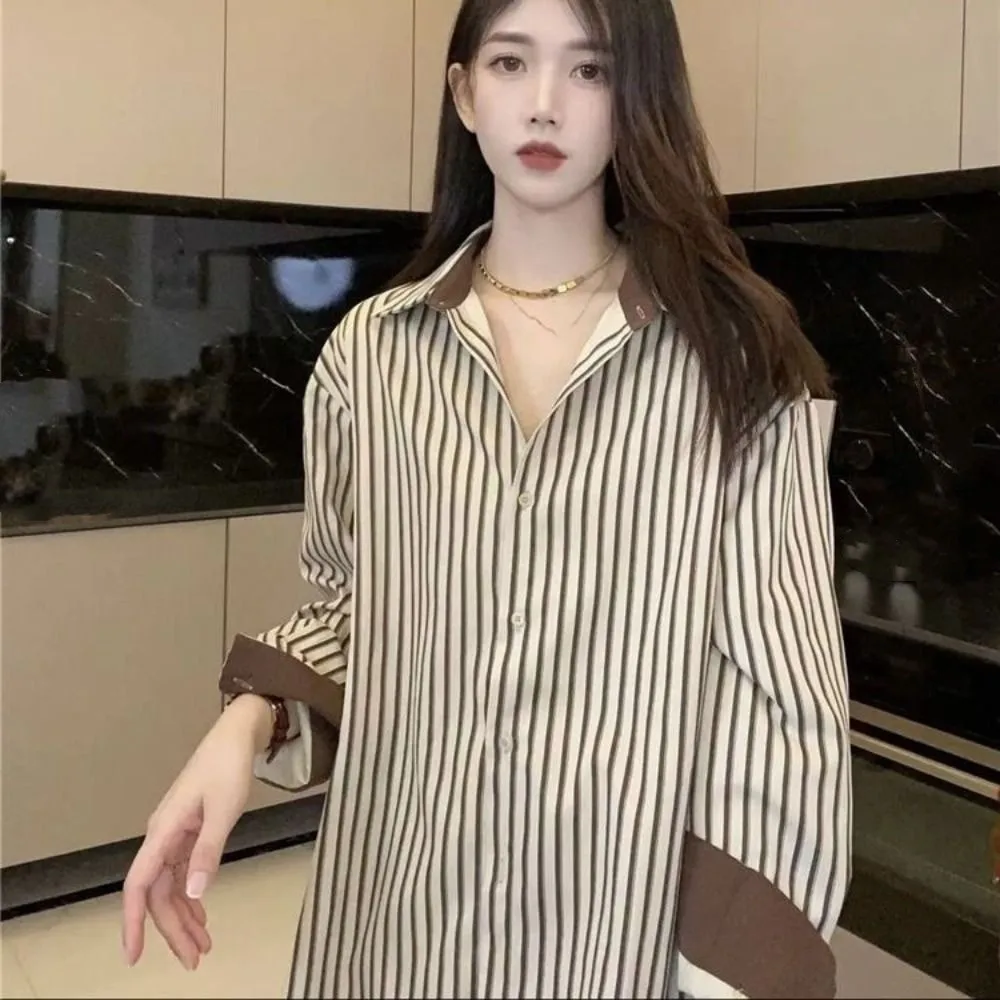 เสื้อเชิ้ตผู้หญิงคอวีลายทาง แขนยาว สีแอปริคอต/สีน้ำตาล สไตล์เกาหลี เสื้อสตรีทแวร์ลำลอง ปกเสื้อแบบปกเชิ้ต