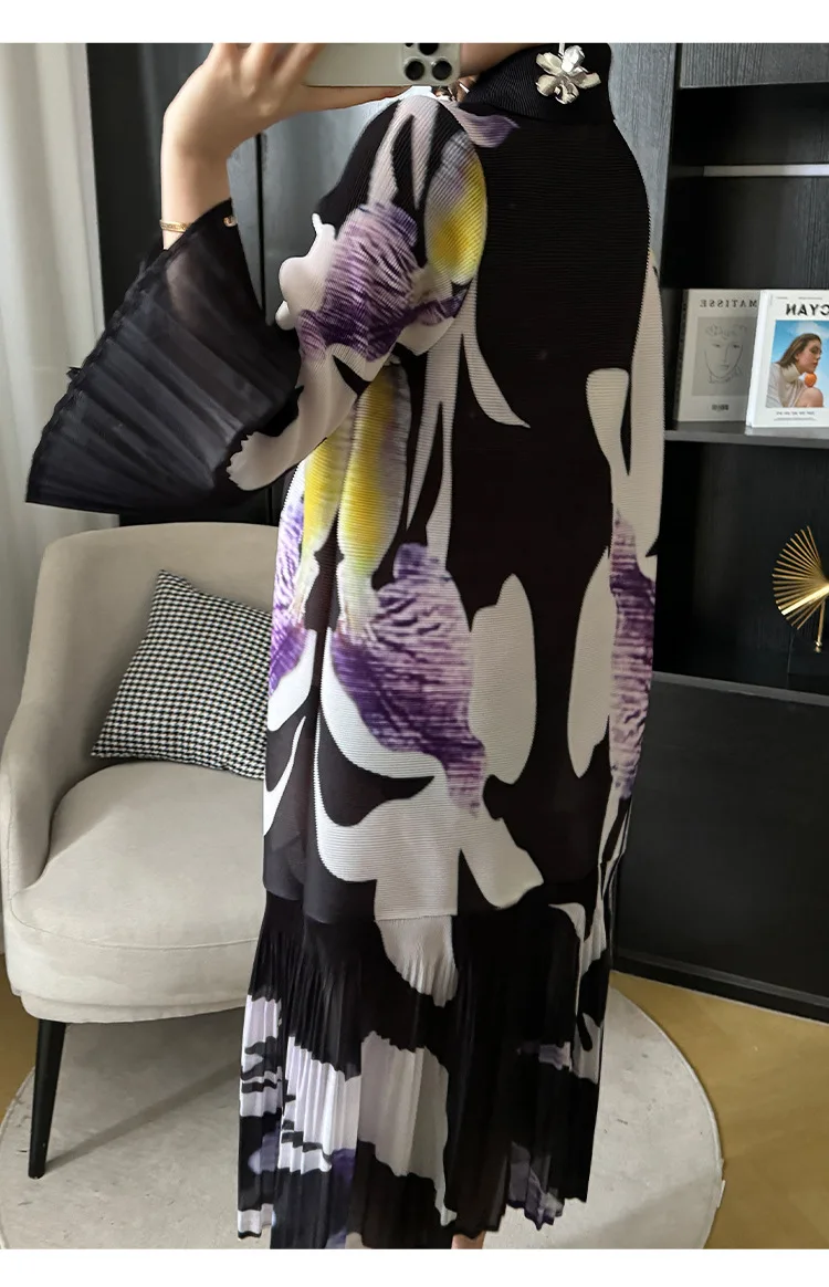 Miyake Plissierter Cardigan mit Knopfleiste, Frühjahr 2024, Neues Damenkleid mit Print, Revers und Blütenknospenärmeln, Sommerliches Damenkleid in Mittellänge – Detail 14