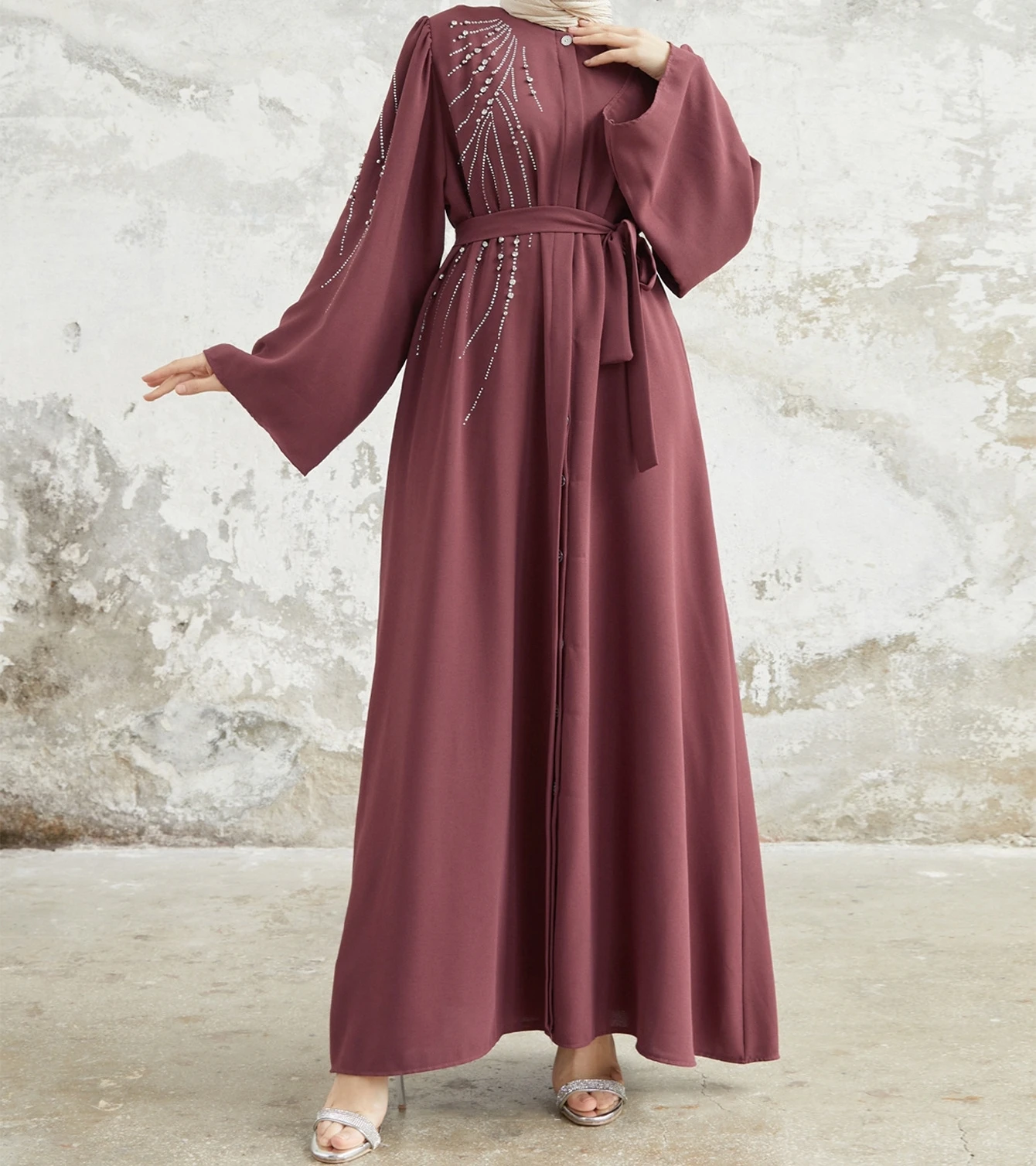 فستان جديد بأسلوب الشرق الأوسط مع أربطة وخرز، تطريز كثيف، رداء طويل بتصميم A-line، خصر مرتفع، أكمام طويلة، مناسب للربيع والصيف