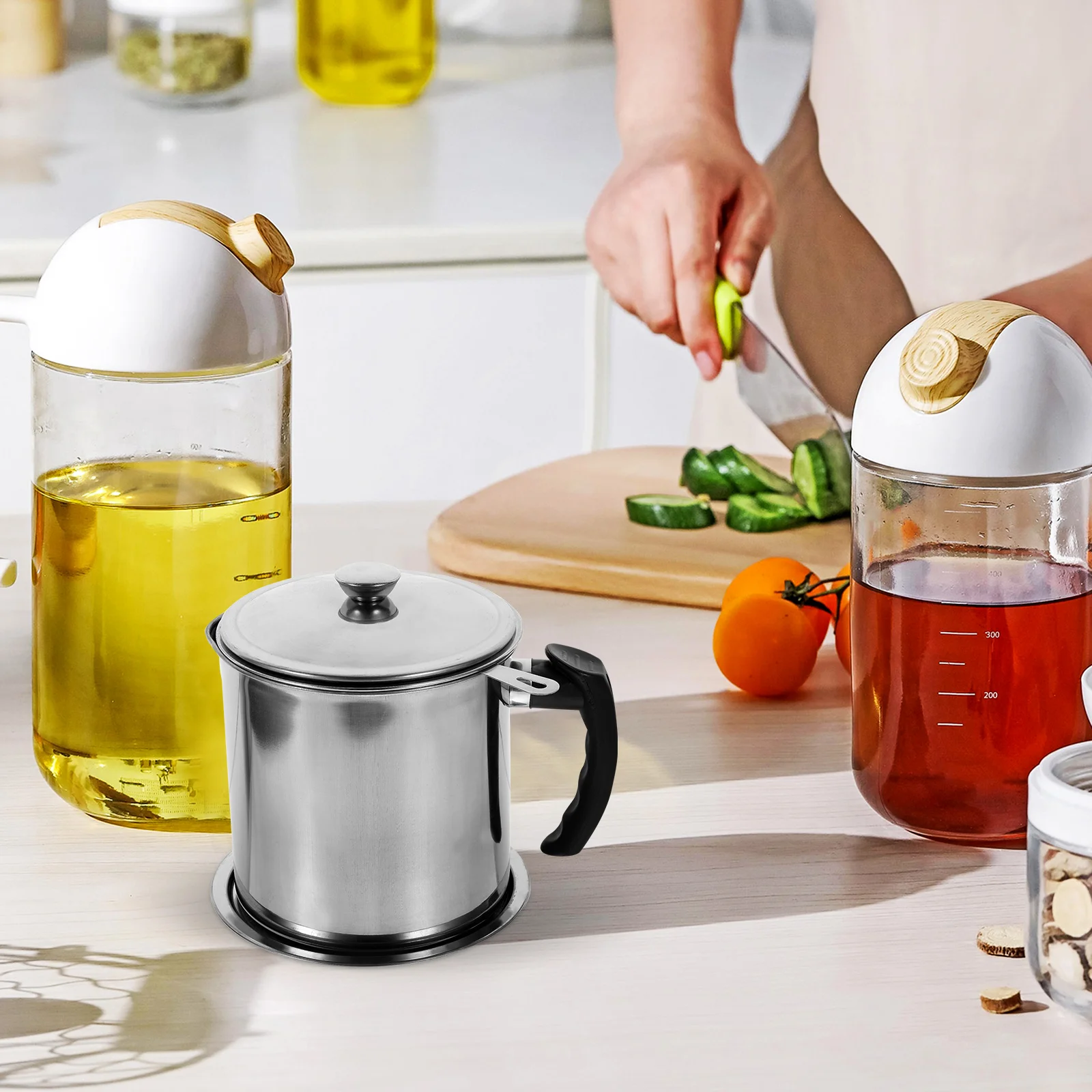 

1pc Strainer Pot Plastic Handle Fine Mesh Filter Kitchen Storage Can Grease Container Pour Spout Design Oil Colander Pot