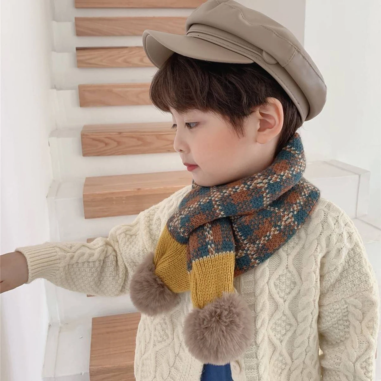 موضة منقوشة مخطط الاطفال وشاح شتاء دافئ الأطفال عبر منديل مكافحة البرد يندبروف في الهواء الطلق الطفل غطاء للرقبة Pompom وشاح