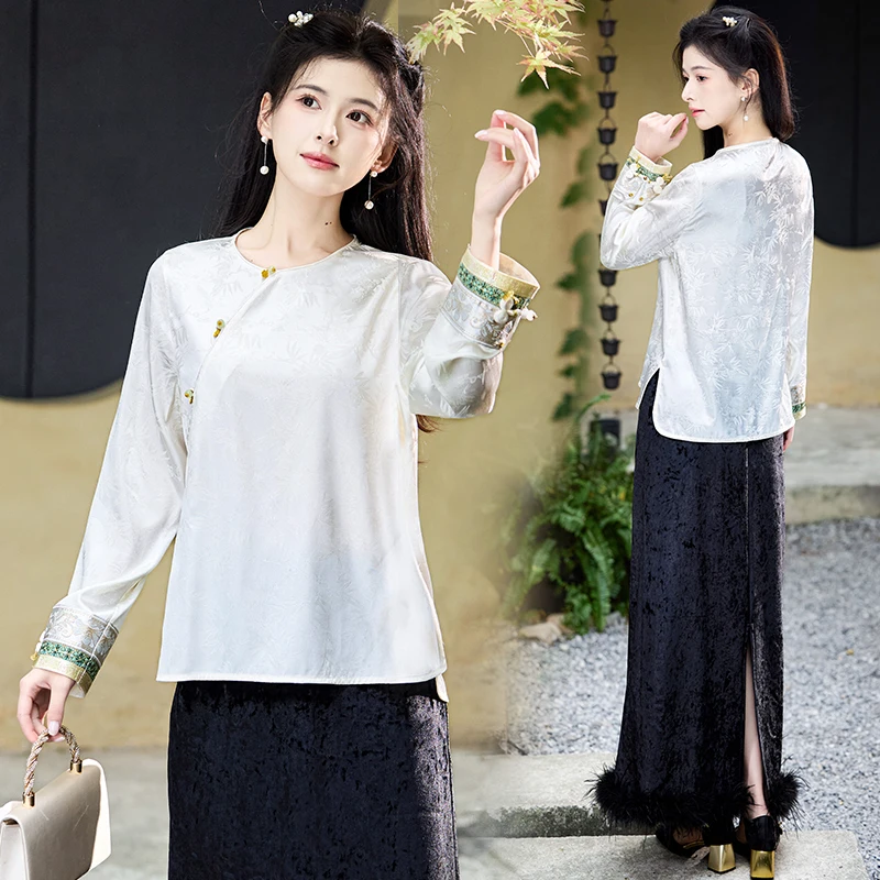 

Новый китайский национальный костюм Тан: топ с круглым вырезом и вышивкой, длинными рукавами и расшитая юбка с бахромой.