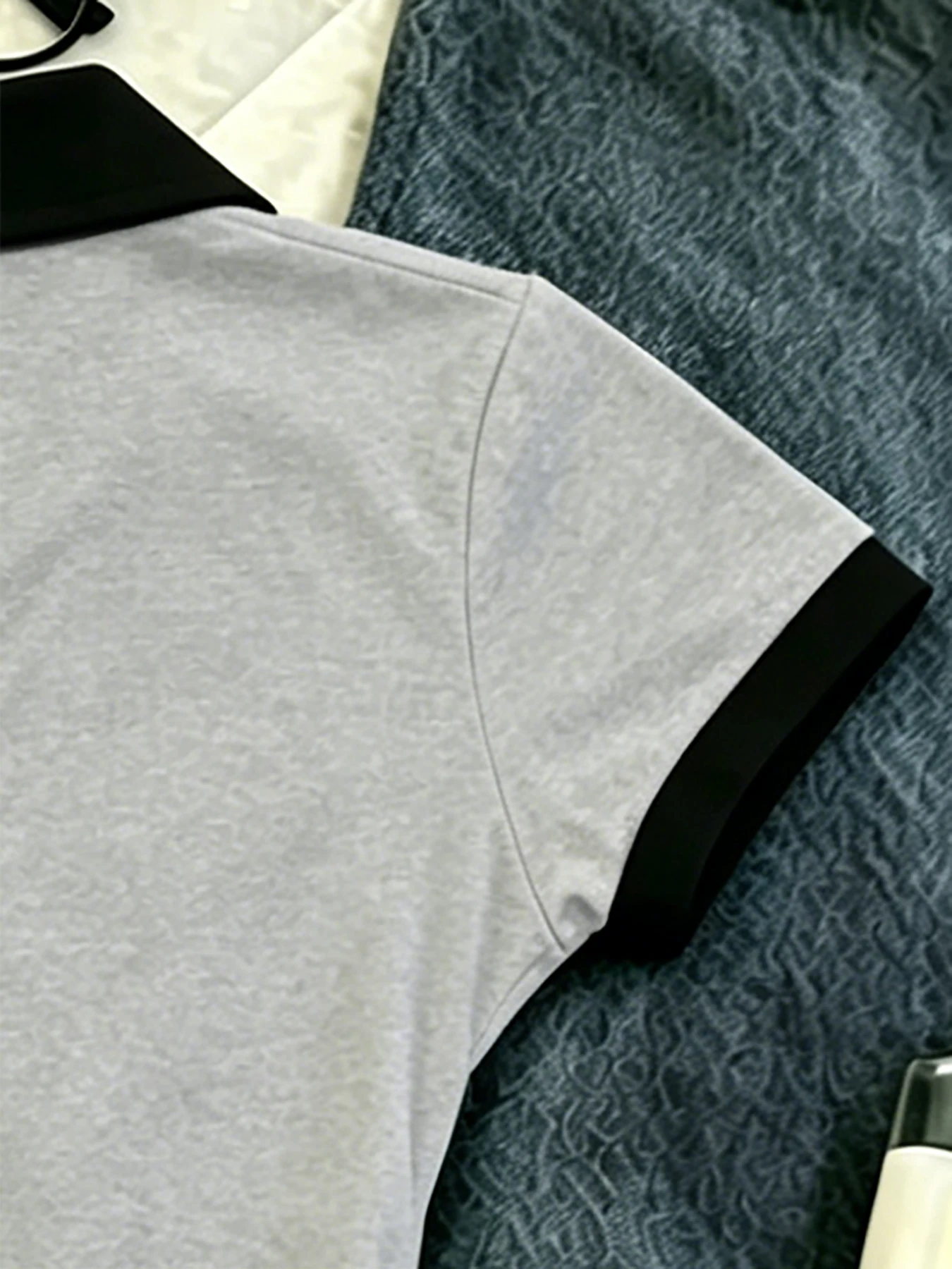 Neues Damen-Poloshirt mit Farbblockierung, vielseitigem Reverskragen und kurzen Ärmeln – Detail 7