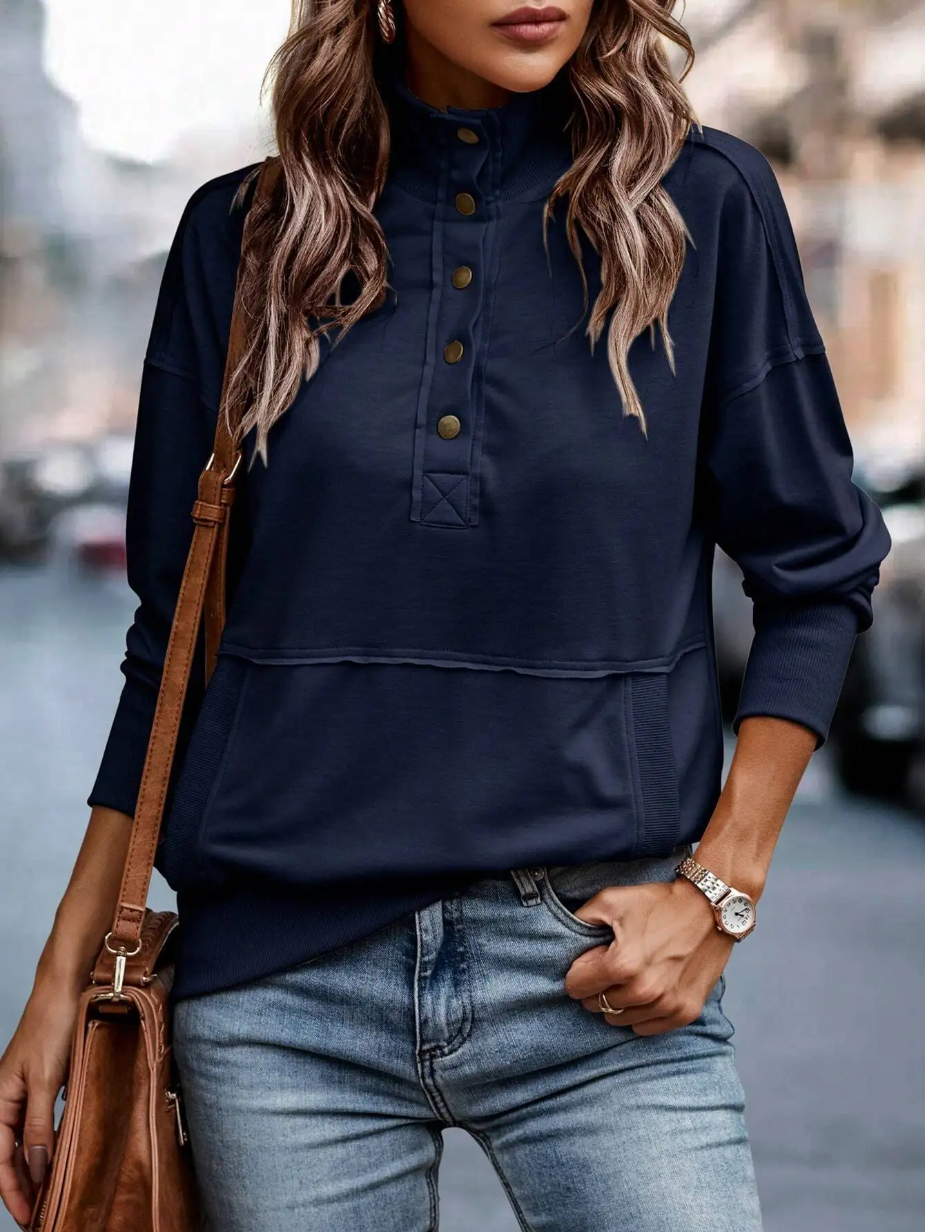 سويت شيرت باللون الأزرق الداكن بنصف أزرار وأكتاف منسدلة مع جيب الكنغر، بلوزة كاجوال بأكمام طويلة للنساء