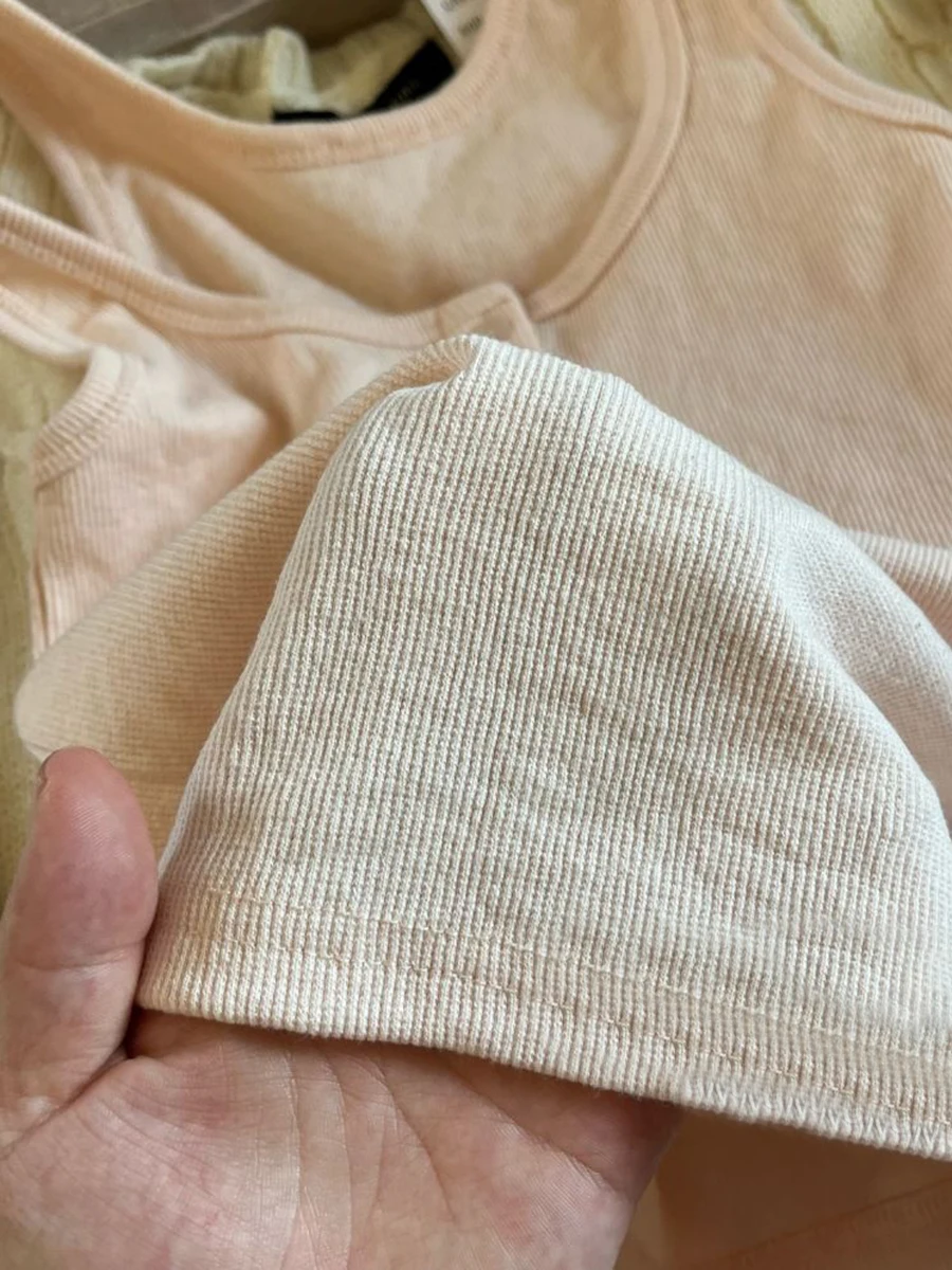 女性のための柔らかいピンクのリブ編みの基本的なクロップトップ,3つのボタン,ノースリーブの綿,カジュアルなクロップトップ,シンプルなスリムタンクトップ,夏,y2k
