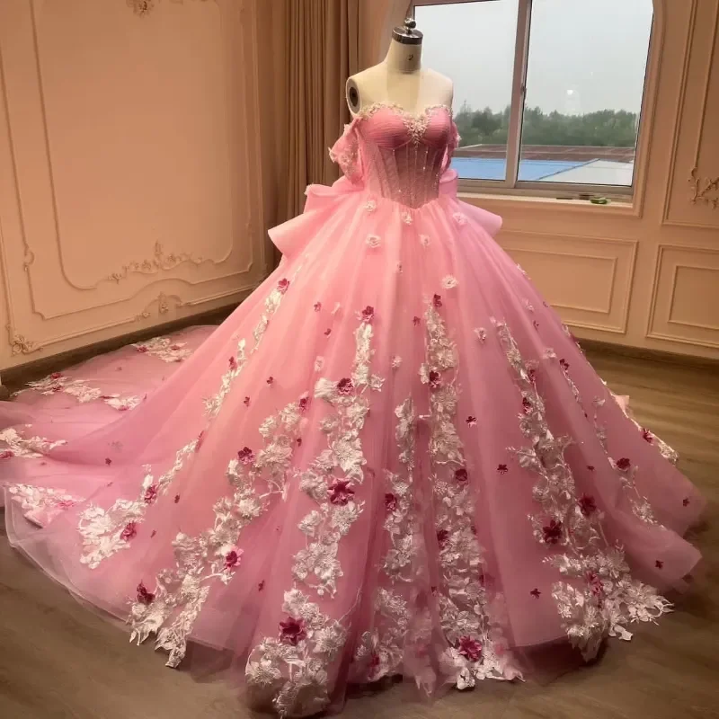 Glitzerndes hellrosa Vestido De Princesas, bezauberndes schulterfreies Quinceanera-Kleid mit Blumenapplikationen und Perlen, Tüll-Vestido 15 De