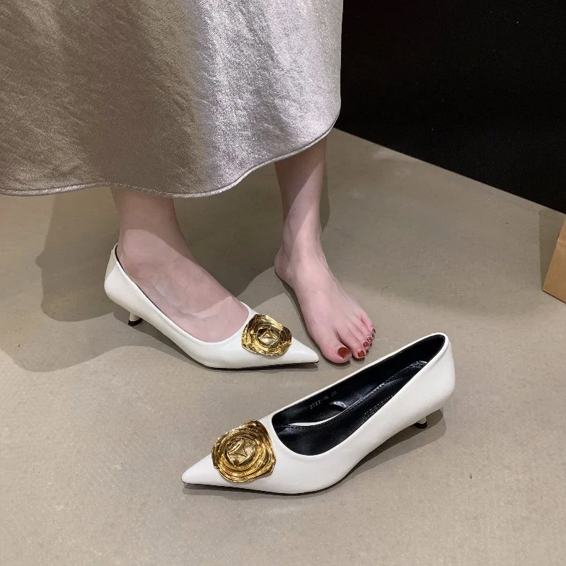 Printemps automne nouveau Sexy rétro mi talon chaussures simples femmes bout pointu métal fleur décoré talon mince confortable femmes chaussures