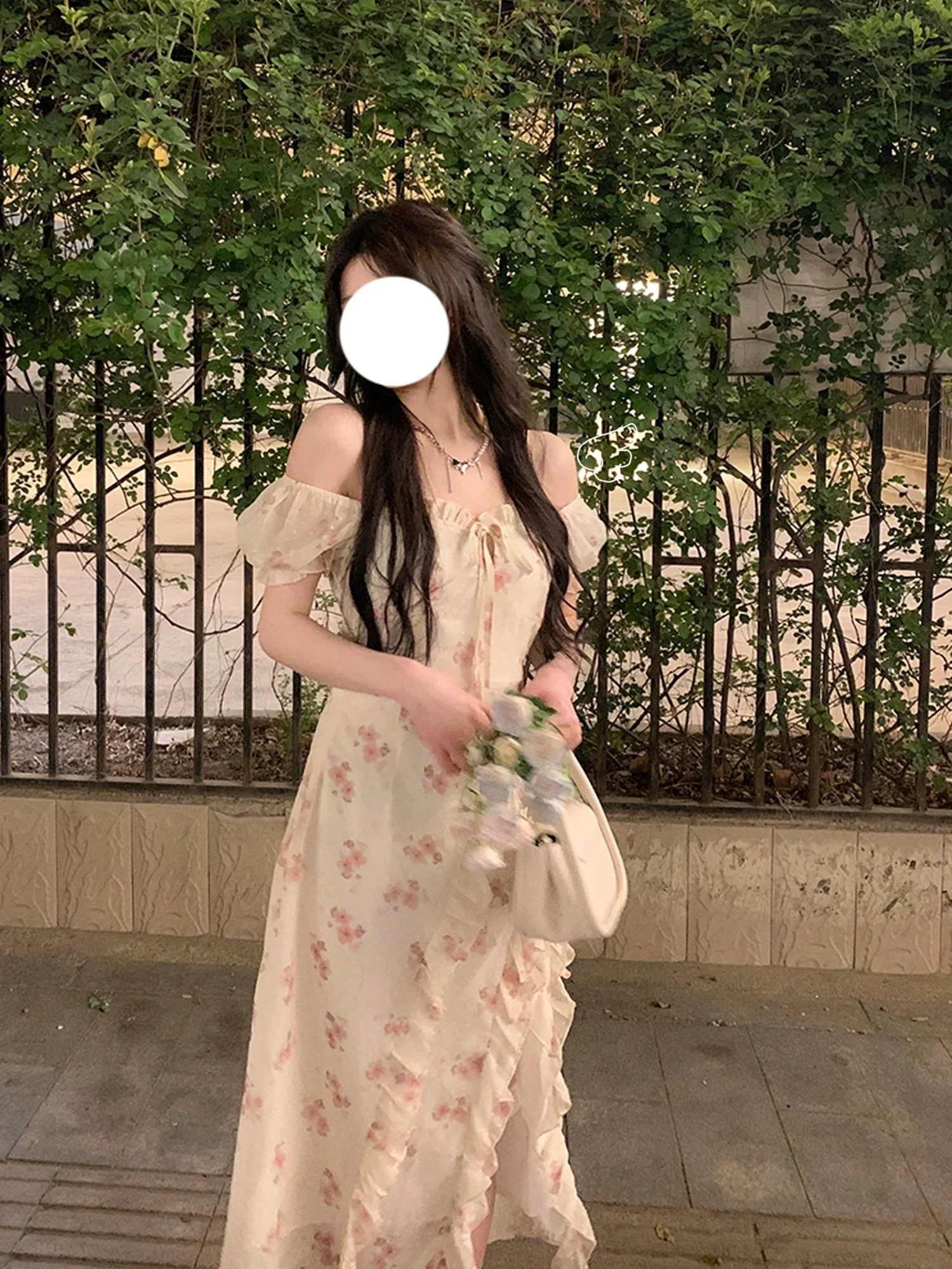 กระโปรงยาวลายดอกไม้ฤดูร้อน แต่งชายลูกไม้ สไตล์หวานละมุน เหมาะสำหรับใส่ไปเที่ยวทะเล คอเหลี่ยม