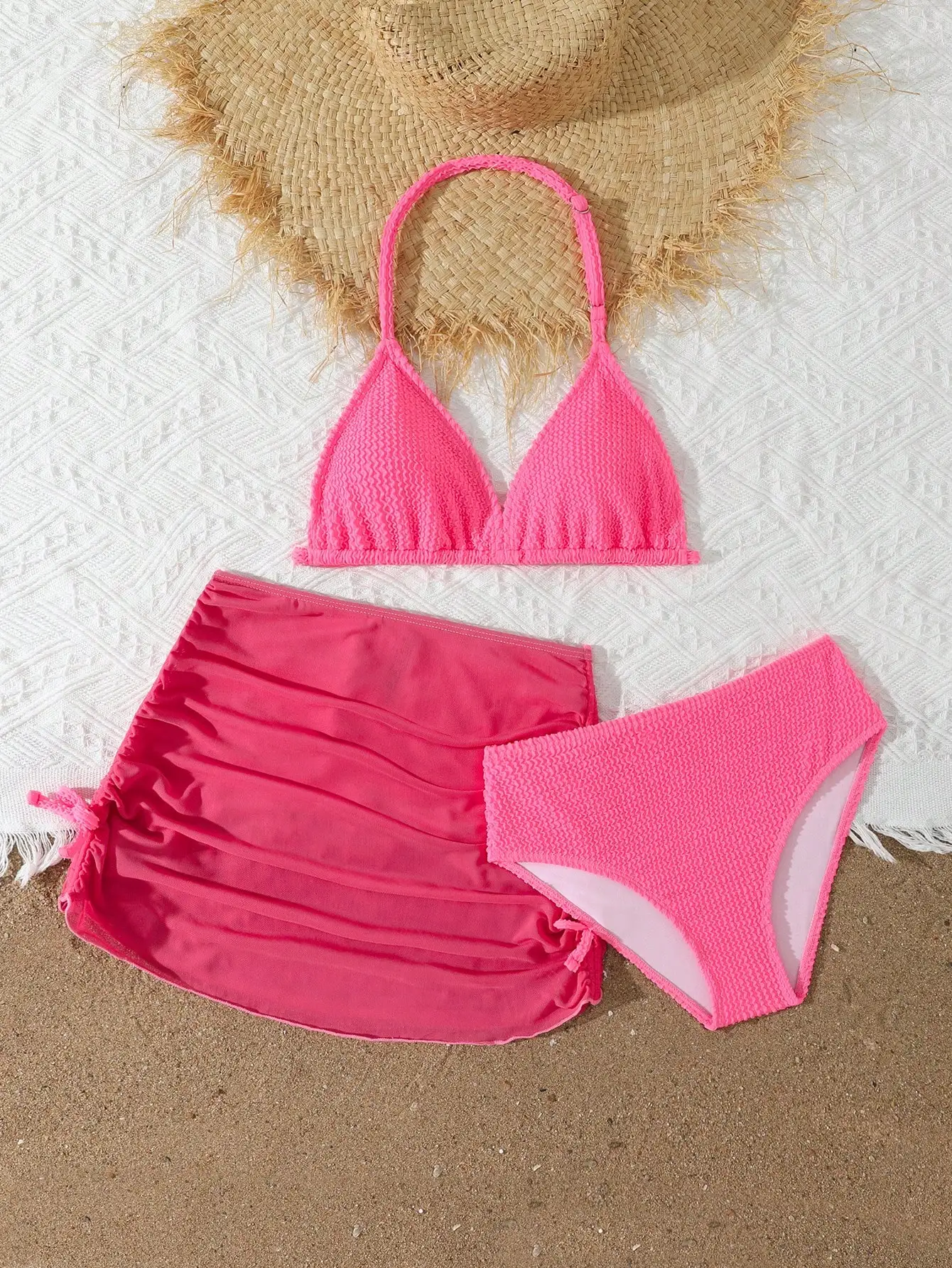 

Женский комплект бикини из 3 предметов: текстурированная ткань, розовый треугольный топ, трусики с высокой талией и юбкой-накидкой