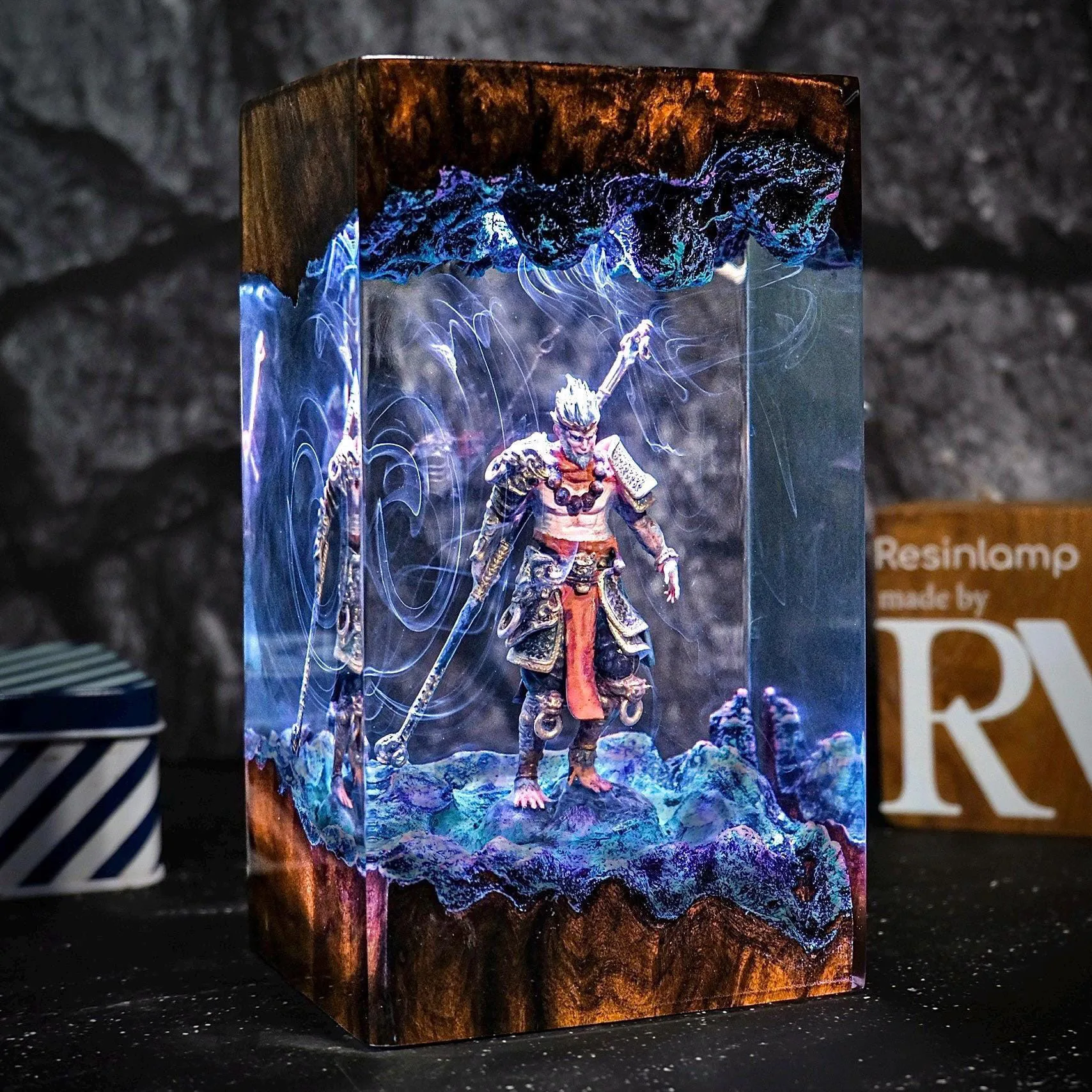 อะนิเมะรูปเรซินอินทรีย์ Creative Art Night Light Craft ตกแต่งตํานานสีดํา Wukong ตารางโคมไฟชาร์จ USB