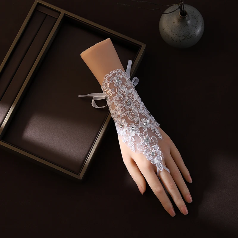 White fingerless short bridal gloves, fashionable lace wrist length Wedding gloves, suitable for women's wedding accessories