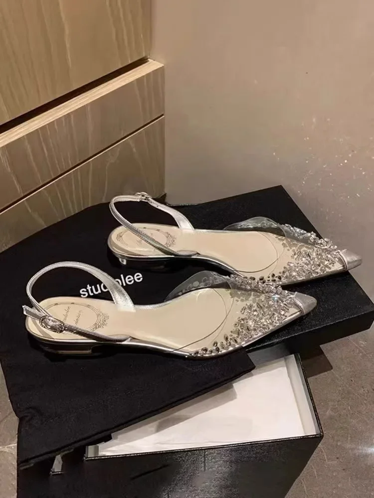 Sandali in argento con tacco basso e strass trasparenti a punta affilata per le donne, 2024 estate nuove scarpe basse versatili con punta di nicchia