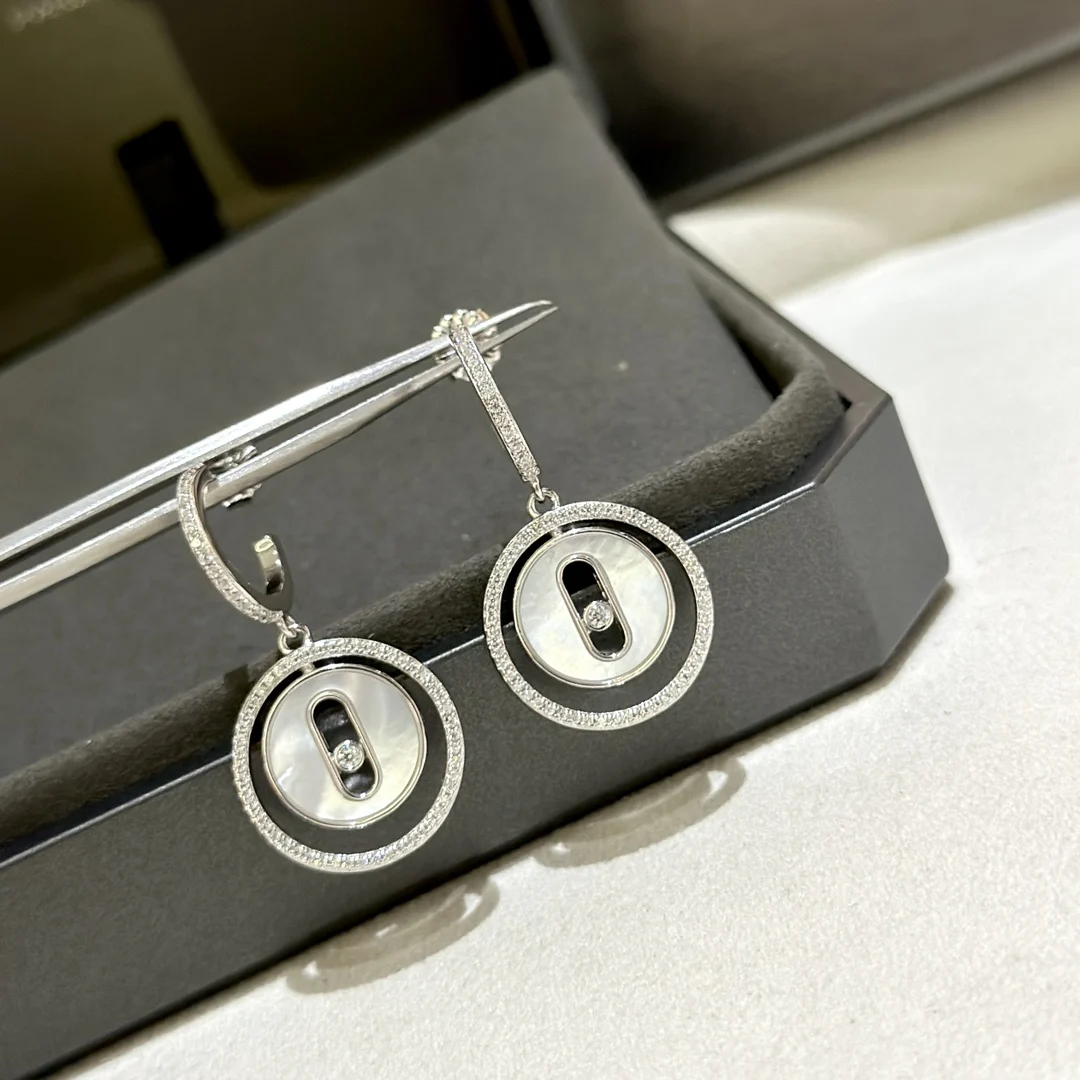 

Женские серьги из серебра 925 пробы с покрытием из 18-каратного золота. Натуральный белый фритилляр (или: Натуральный белый цветок фритилларии). Высококачественный алмаз с высоким содержанием углерода (5А). Изысканные украшения