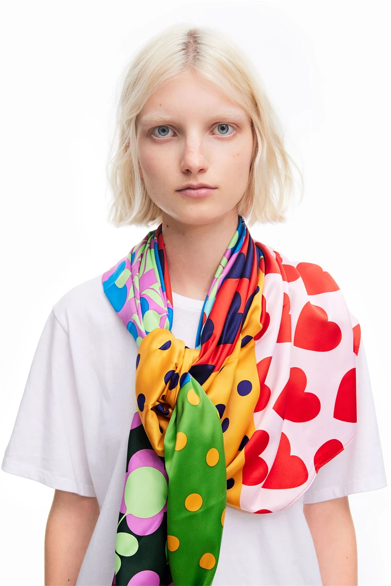 Diseño de lujo tamaño Extra grande mujer moda de verano patrón de sudoku bloques de Color forma de corazón Bandana bufandas cuadradas para remolque de playa