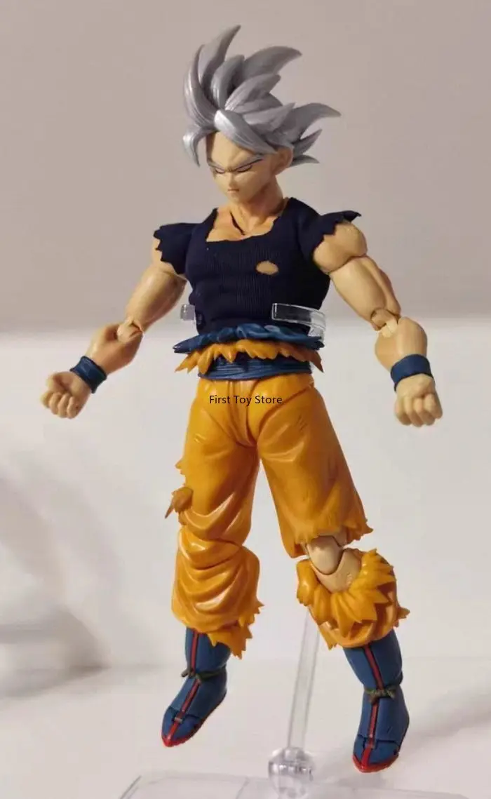 Figura Coleccionable Articulada Bandai SHF Dragon Ball Super Goku Ultra Instinct Versión Toyotarou de Cabello Plateado VJ30 1/12, Regalo