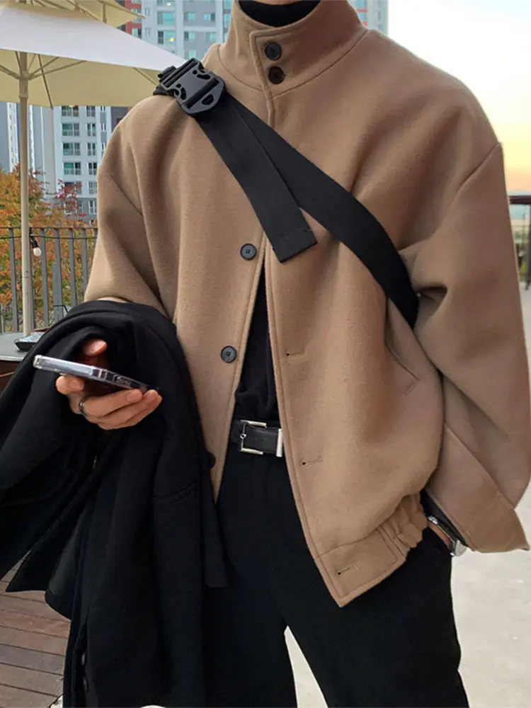 

Короткая шерстяная куртка цвета хаки, мужская осенне-зимняя новая корейская куртка с воротником-стойкой, свободный модный брендовый красивый топ в стиле ретро