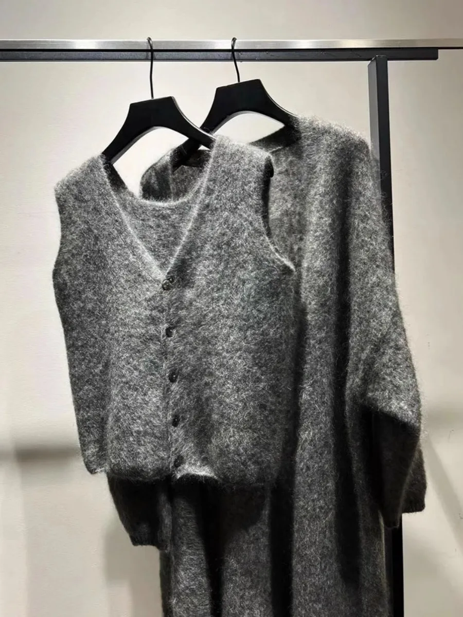 

Briti Sle Long Sve V-Ne Sweater Coat Vintage Resin Color Fastening Loose Fit Two-Piece Set Reversible Bear Fur Coat