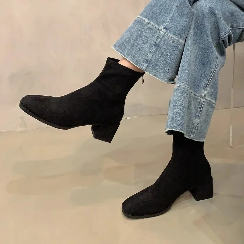 Botas cortas retro de estilo extranjero para mujer, zapatos de tacón grueso, botas versátiles de gamuza francesa, invierno, 2024