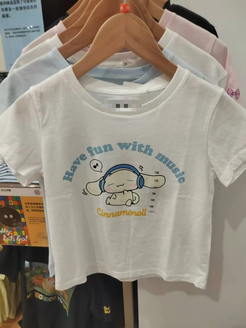 

Футболка с короткими рукавами Sanrio с изображением собаки с большими ушами, слушающей музыку