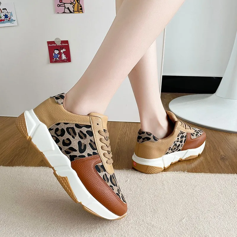 Zapatillas de deporte con estampado de leopardo para mujer, zapatos deportivos de suela gruesa de polipiel, ligeros, a la moda, para otoño