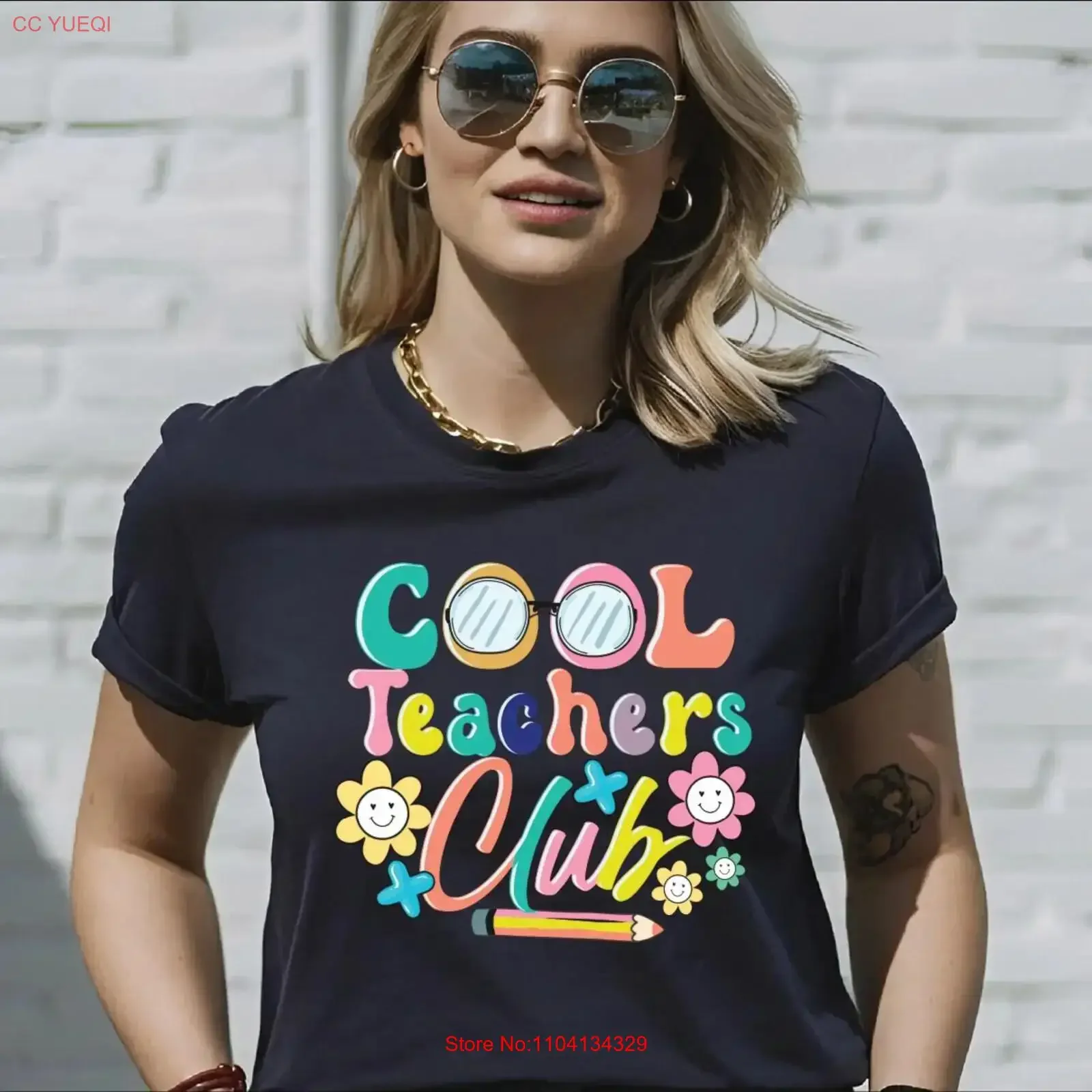 Футболка Cool Teacher Club: забавная, вдохновляющая, винтажная, с эффектом потертости, эластичная, дышащая, с графическим принтом, универсальная.