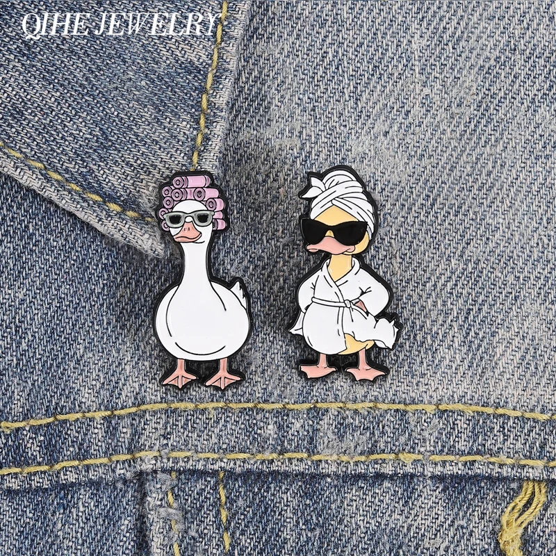 Niedliche Gastgeberin mit lockiger Gans & Bademantel, Sonnenbrillen-Gans Emaille-Pins, Paar-Gans Broschen, Taschen-Revers-Anstecker, Schmuck-Geschenk