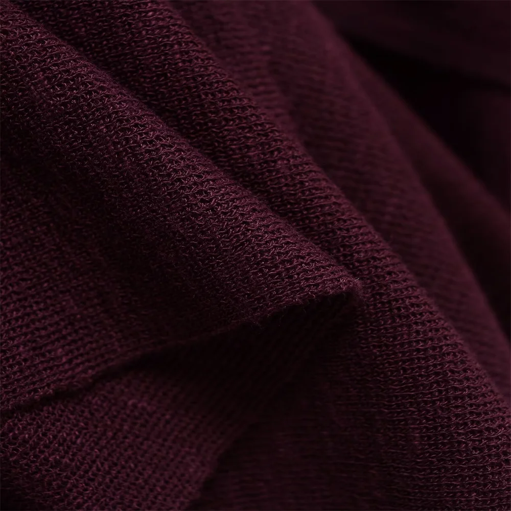 Nuovo design di abbigliamento da donna autunnale con una semplice sovrapposizione di aghi piatti e top in maglia pullover a maniche lunghe appeso