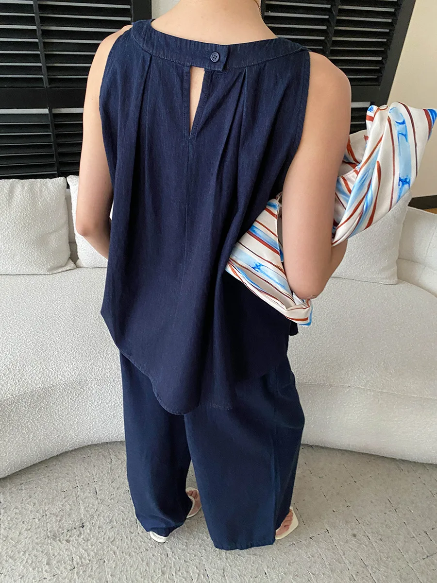 Sommerliches Damen-Set im französischen Retro-Stil: ärmellose Jeansweste mit Rundhalsausschnitt und lässige Hose in unifarbenem Design. – Detail 7
