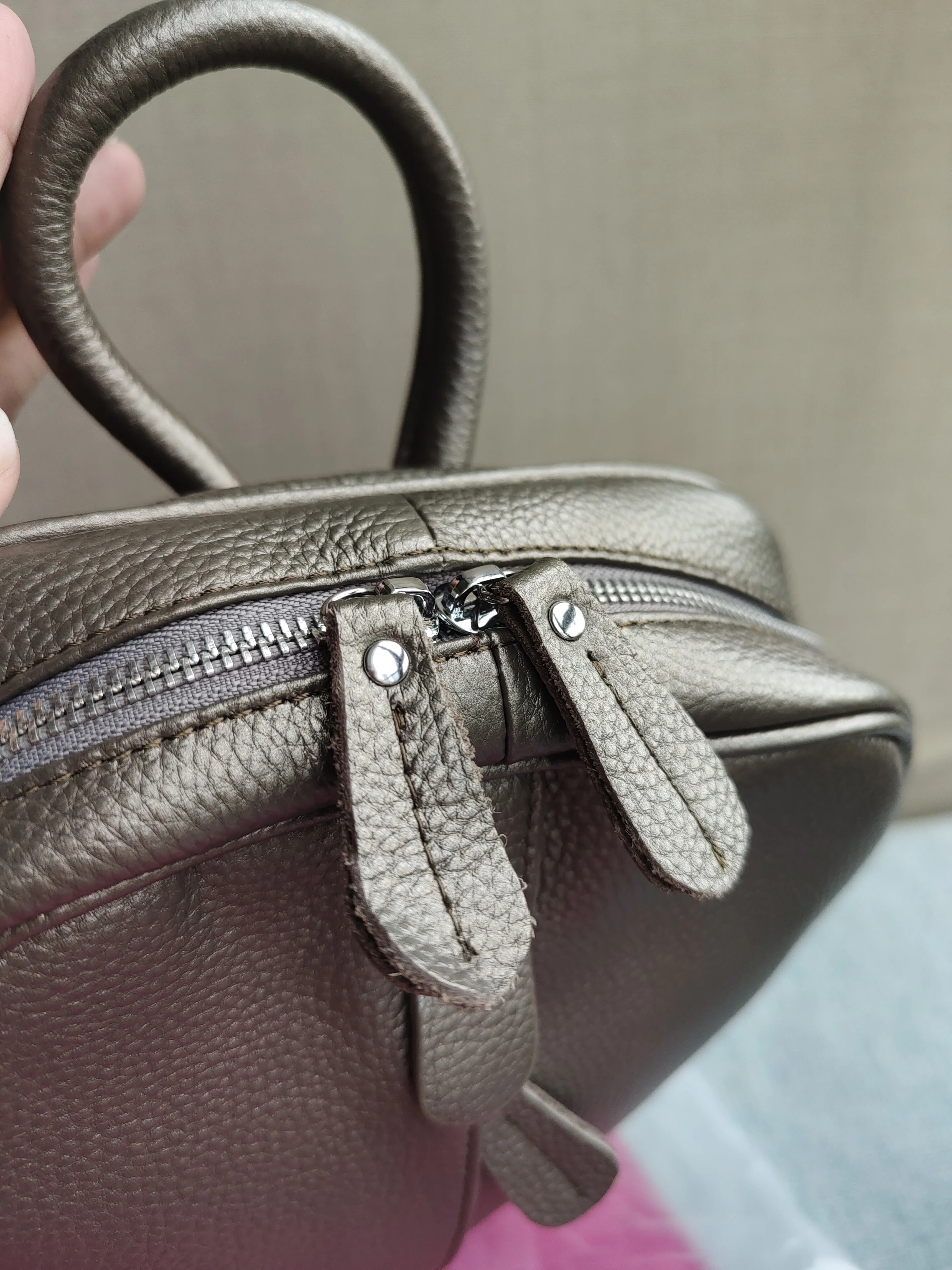 Zency Damen-Rucksack aus 100% Echtleder, Modischer Bronze-Rucksack mit Großer Kapazität und Vielen Taschen, Einfacher Tagesrucksack für die Arbeit – Detail 10