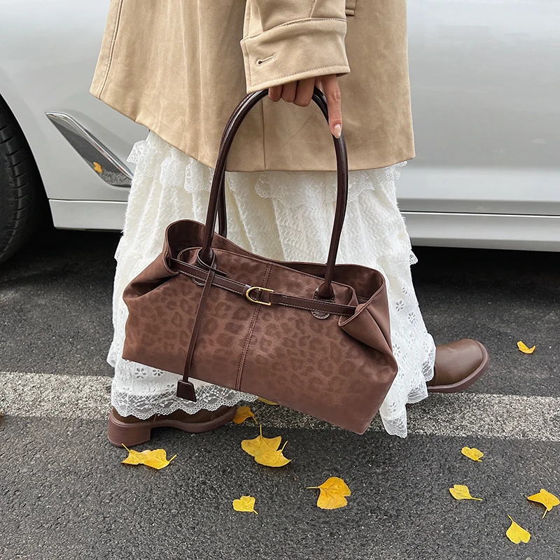 

Chic Leopard Print Tote Bag for Women, Large Capacity Faux Suede Shoulder Bag with Magnetic Clasp for Daily Commuting