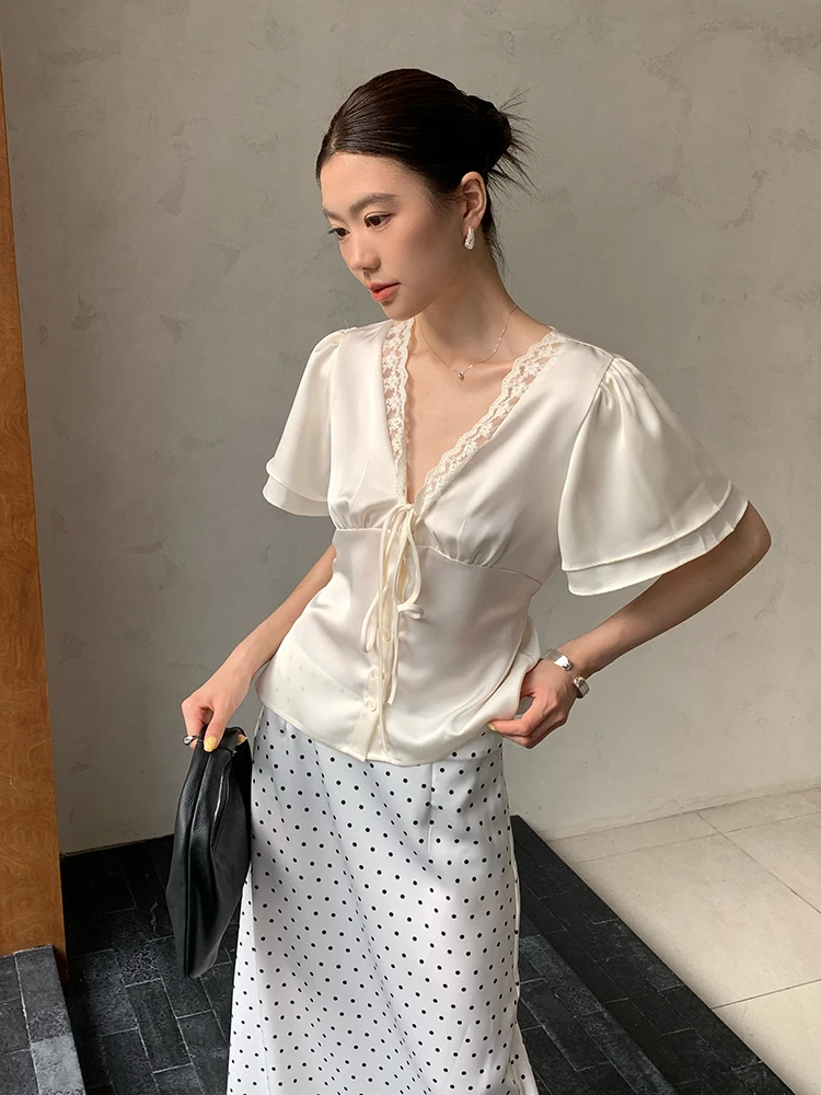 

Летняя женская блузка Yiyou2026: Новинка, кружевные вставки, V-образный вырез, с поясом, приталенная, с коротким рукавом, из атласной ткани, во французском стиле, с расклешенными рукавами-колокол.