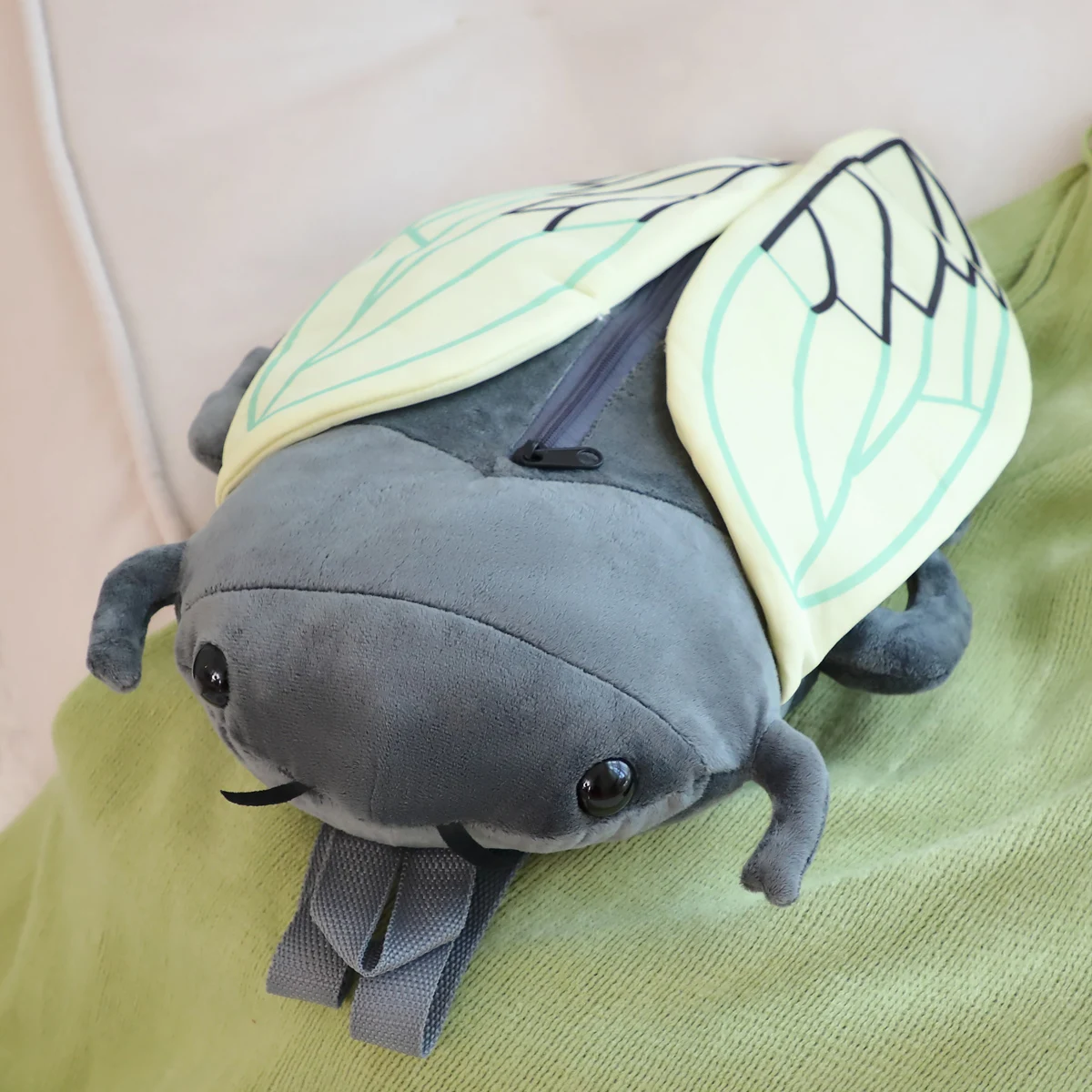 Una mochila de felpa de cigarra, una mochila creativa de insectos para niños, un paquete de preescolar para insectos gateados, una divertida decoración para