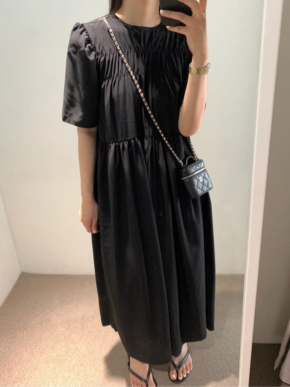 エレガントな黒のロングドレス シックで優しいスタイル ラウンドネック ハイウエスト 細見え バブルスリーブ レディースファッション 通勤風 レギュラーフィット