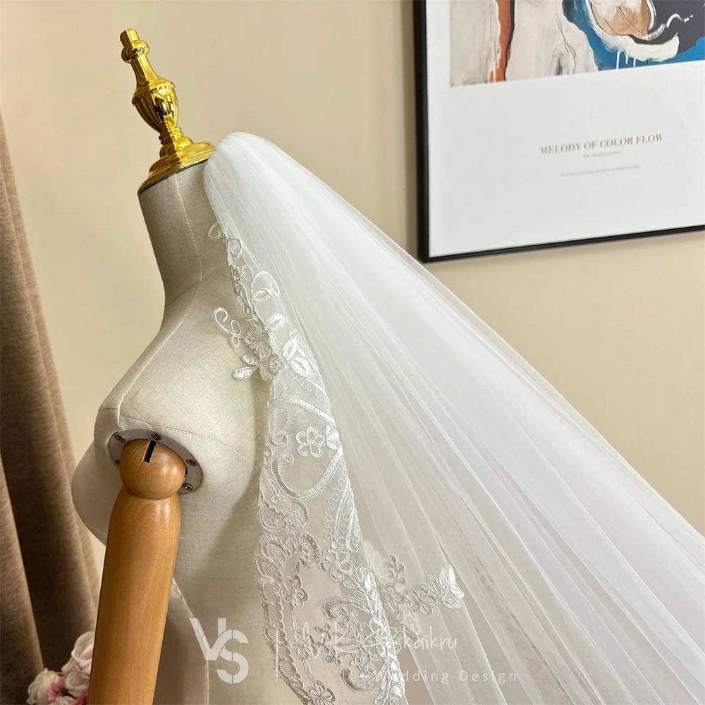 B حجاب زفاف كاتدرائية براقة مع حافة مزينة بالدانتيل العاجي المذهل ومشط أنيق طرحة زفاف طويلة فاخرة للعروس