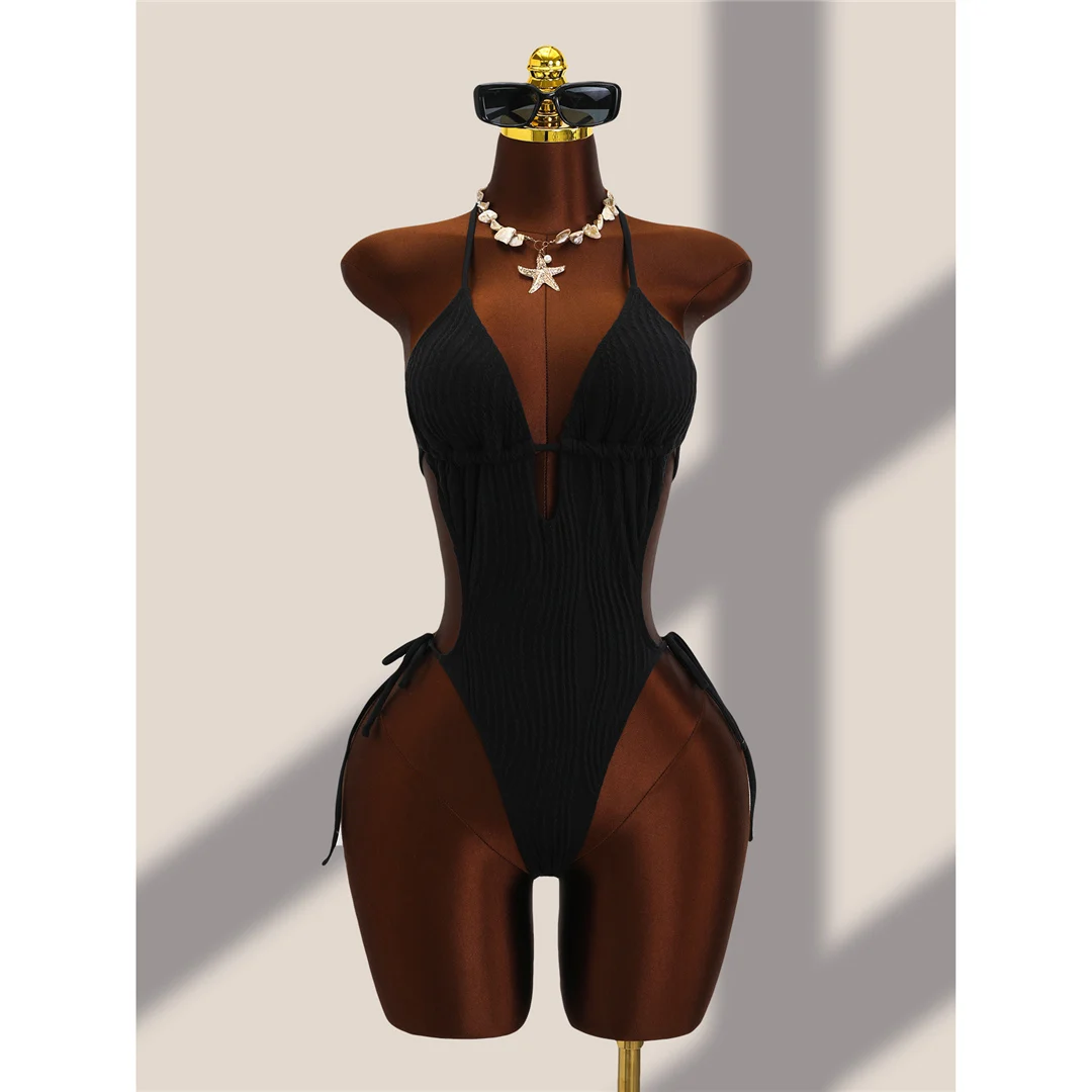 Einteiliger Badeanzug mit tiefem V-Ausschnitt und Neckholder, geraffter Schnitt, Damen-Badebekleidung, rückenfreies Design, hoher Beinausschnitt, gepolstert, Badeanzug, Modell V8343. – Detail 5